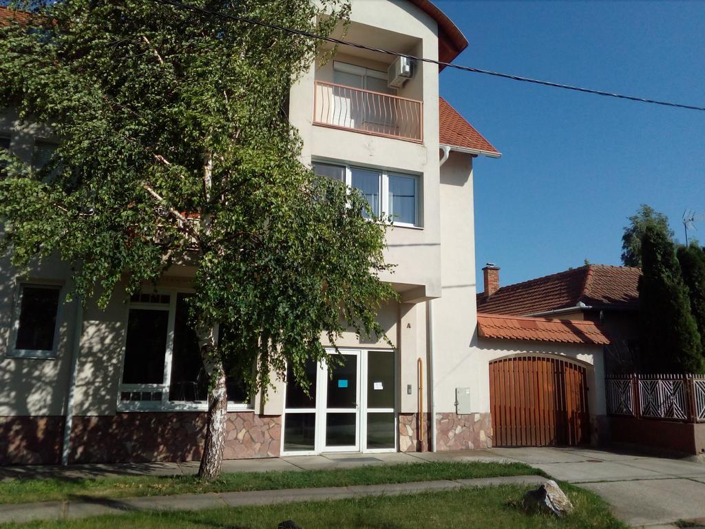 Apartamento GÓBÉ Apartman Hajdúszoboszló Exterior foto